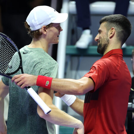 Теннис: Синнер побеждает Джоковича 6-4, 6-2 и выходит в финал Six Kings Slam, где встретится с Алькарасом