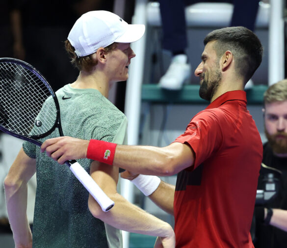 Теннис: Синнер побеждает Джоковича 6-4, 6-2 и выходит в финал Six Kings Slam, где встретится с Алькарасом